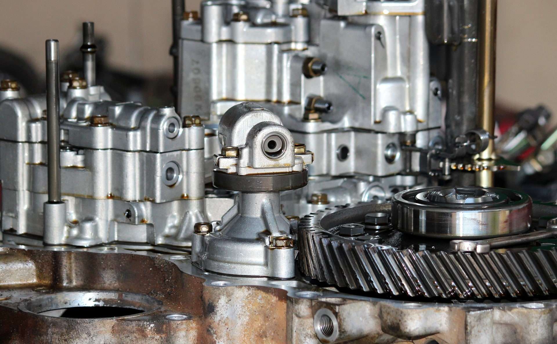Trattamento e finitura superficiale di componenti automotive: ingranaggi e parti meccaniche di precisione per il settore motoristico.